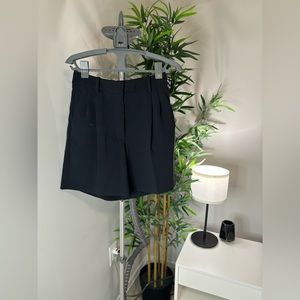 Black Aritzia 7’ Effortless Shorts (4)